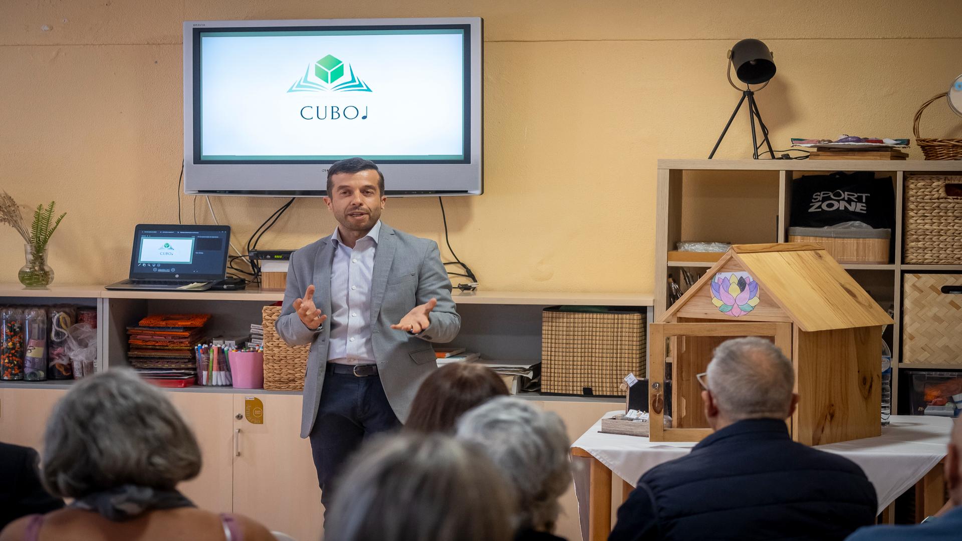 Hugo Caixaria na apresentação do projeto CUBO