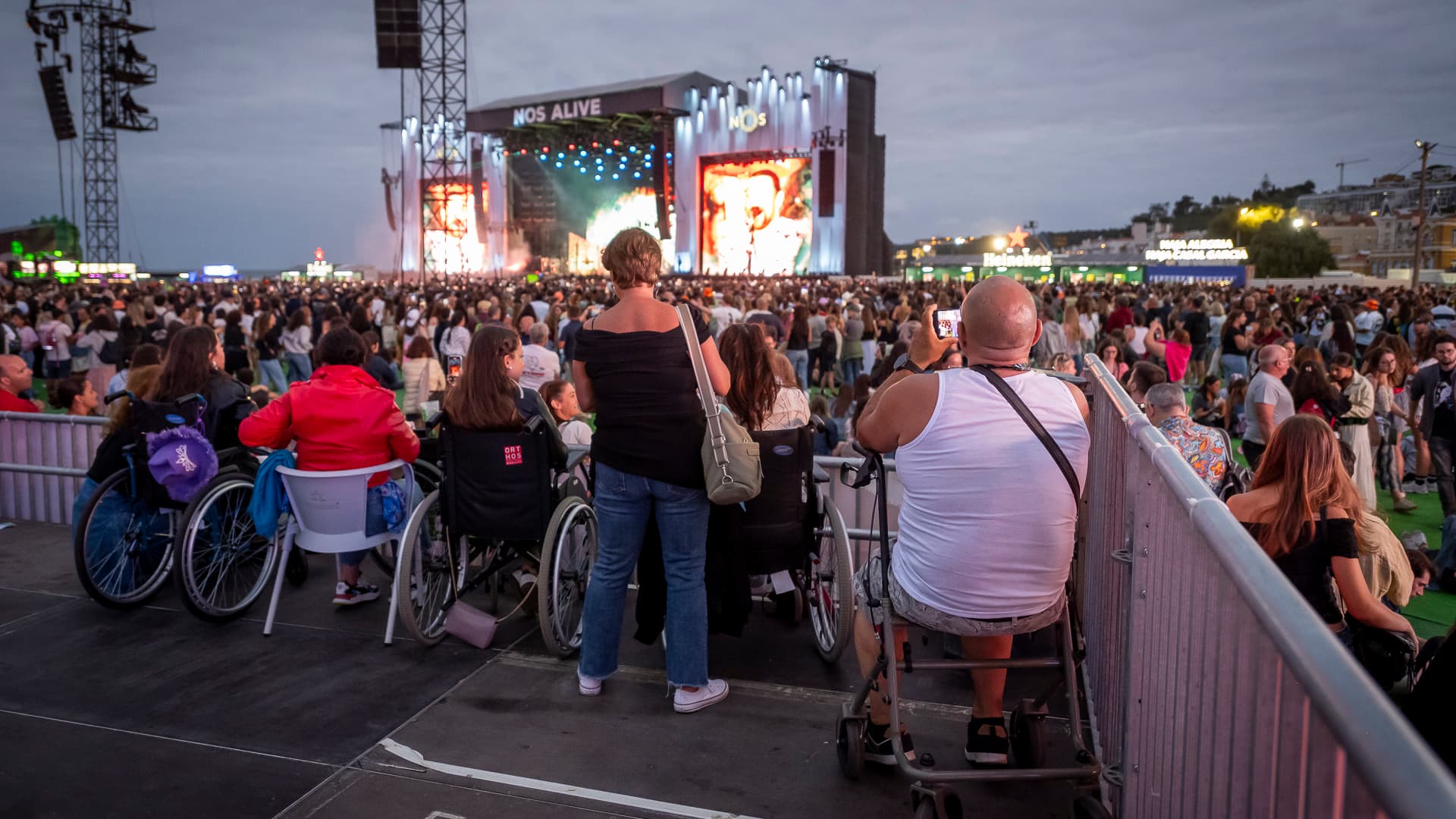 pessoas com mobilidade condicionada na plataforma da Santa Casa no NOS Alive