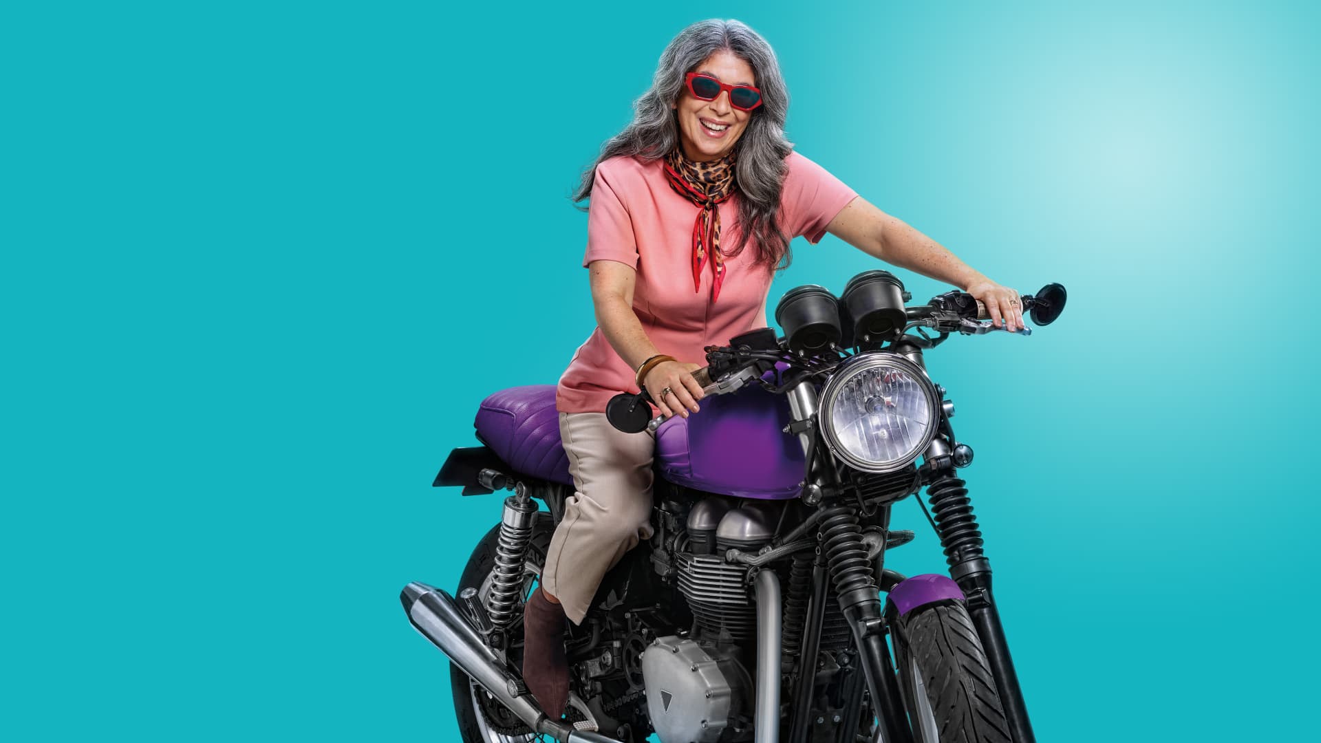 mulher a andar de mota
