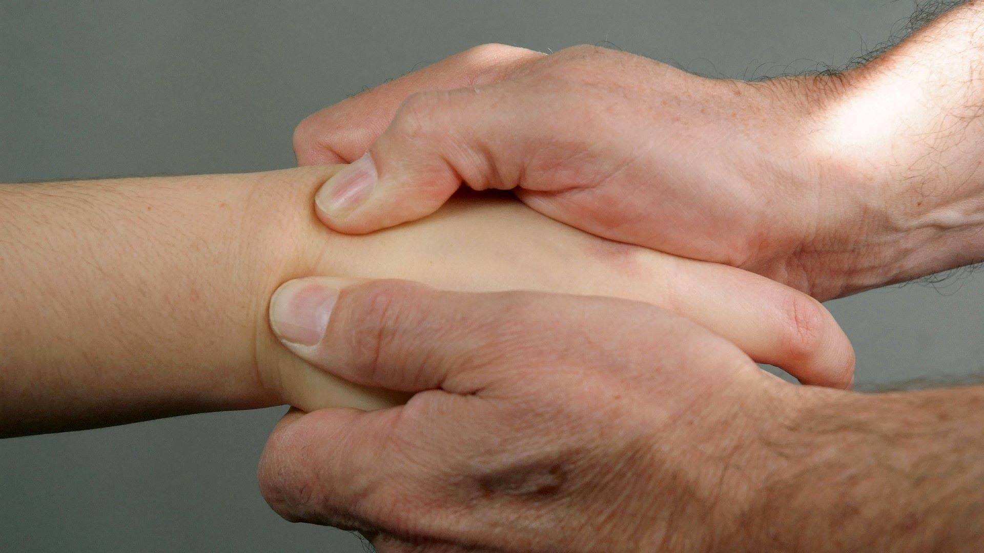 sessão de fisioterapia numa mão