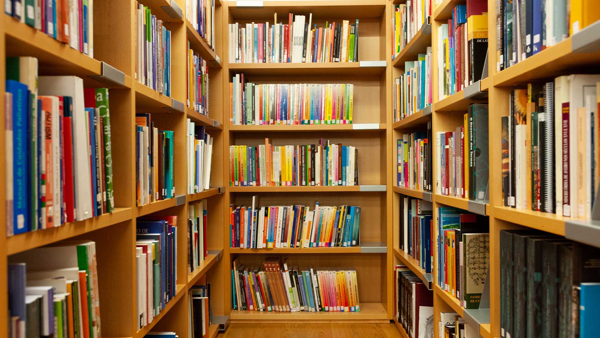 estantes com livros em biblioteca