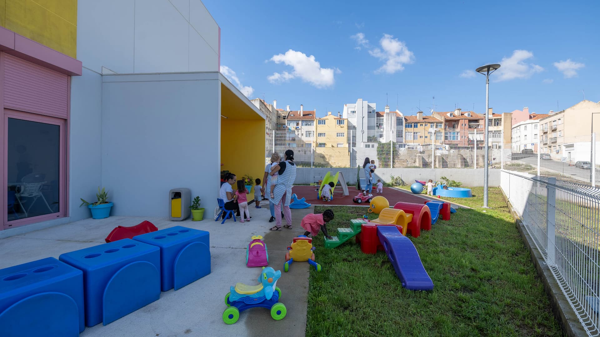 crianças em pátio de creche