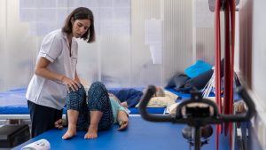 Fisioterapeuta trabalha com utente