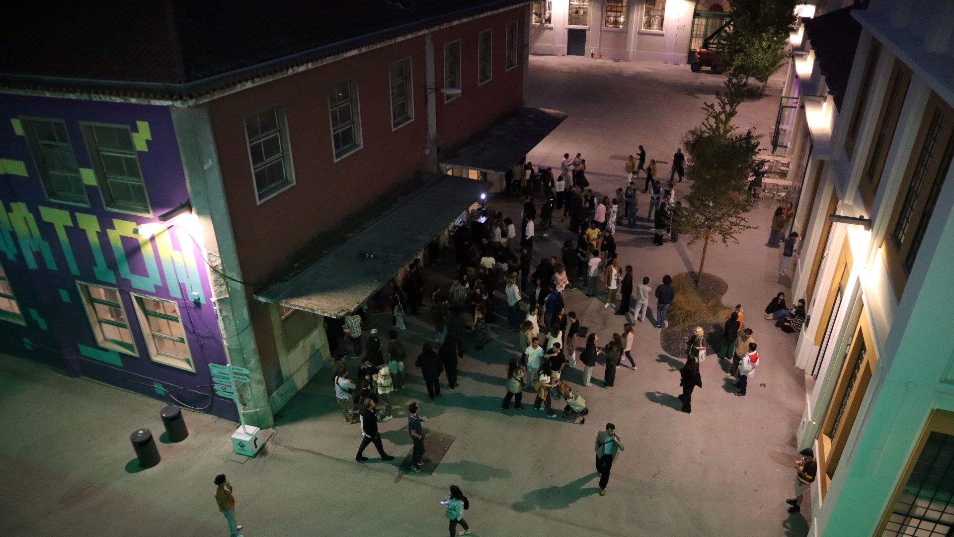 Pessoas visitam a Mitra de noite
