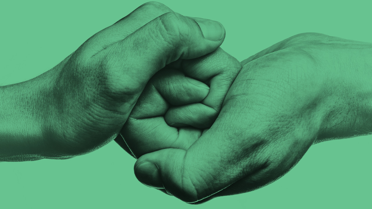imagem de duas mãos dadas em fundo verde