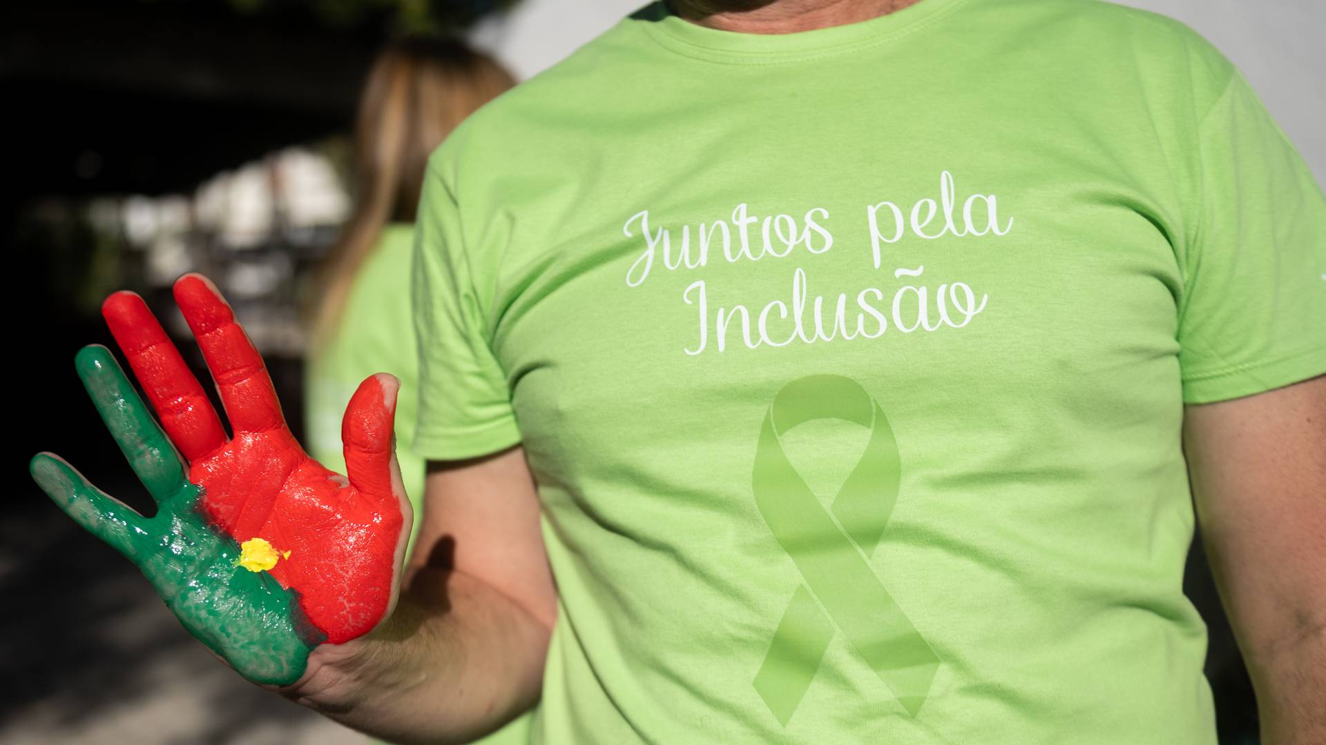 Mão pintada com bandeira nacional e tshirt Juntos Pela Inclusão