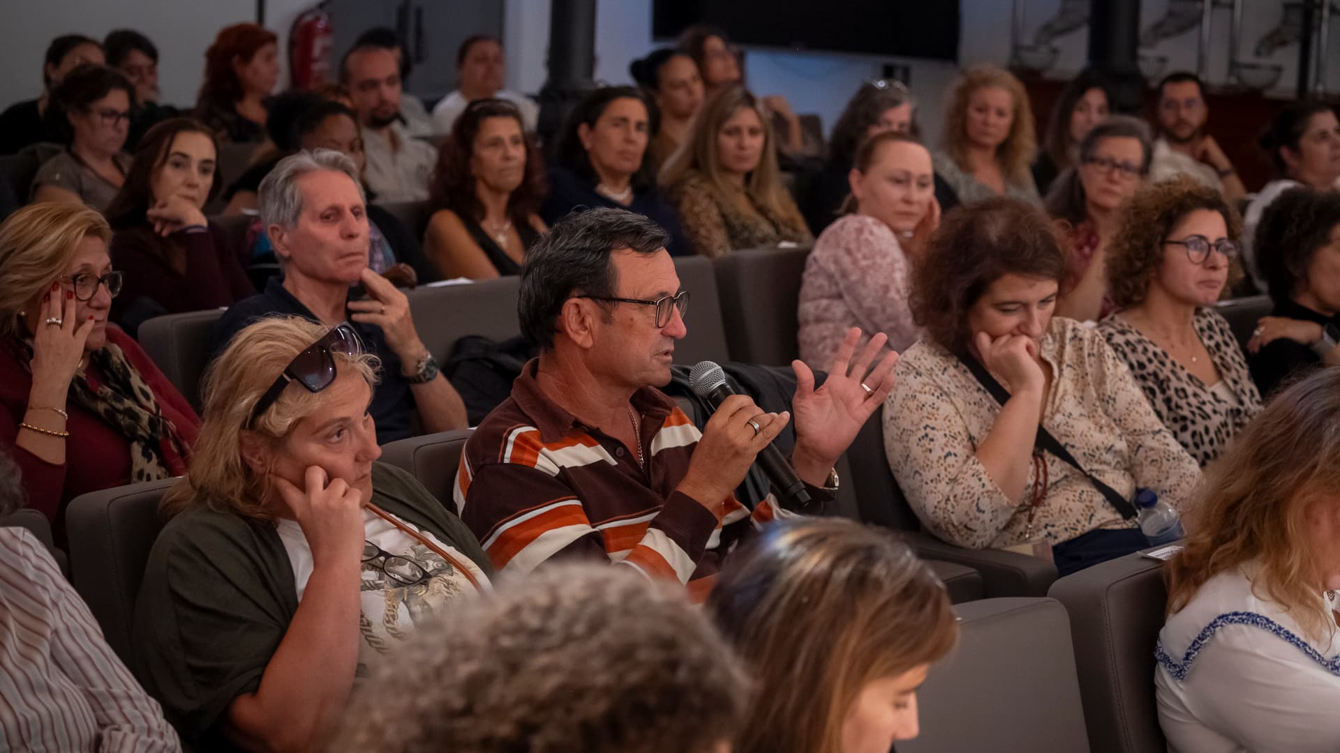 Cuidador presente na plateia intervém