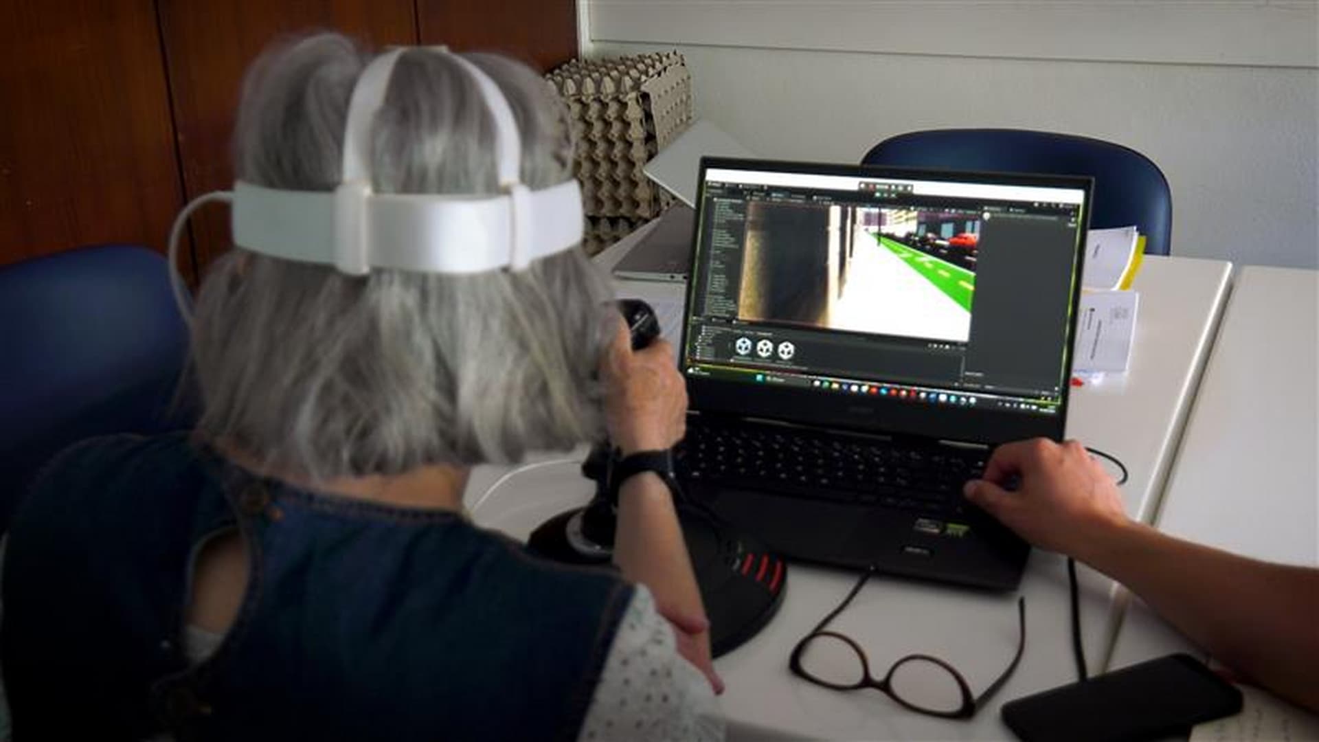 Senhora idosa a ultilizar óculos de VR