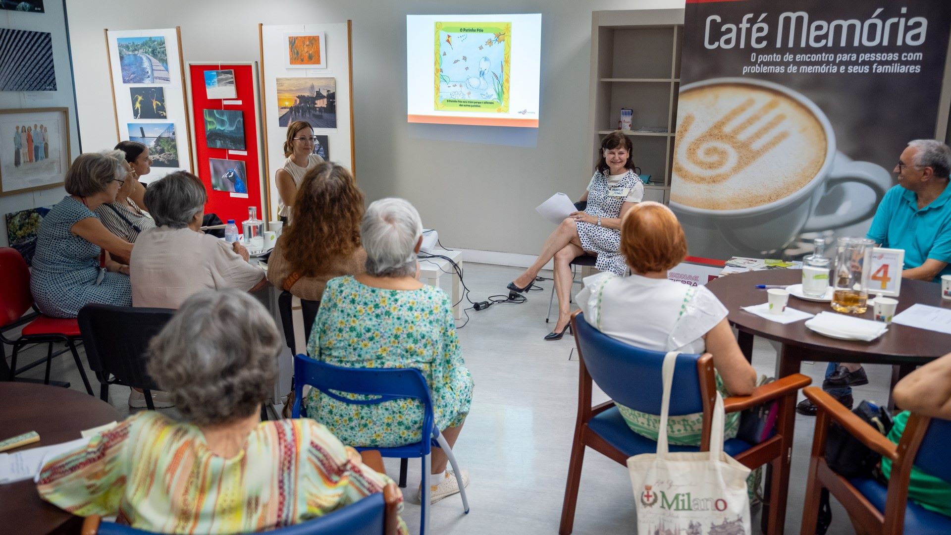 senhoras participantes numa sessão do café memória