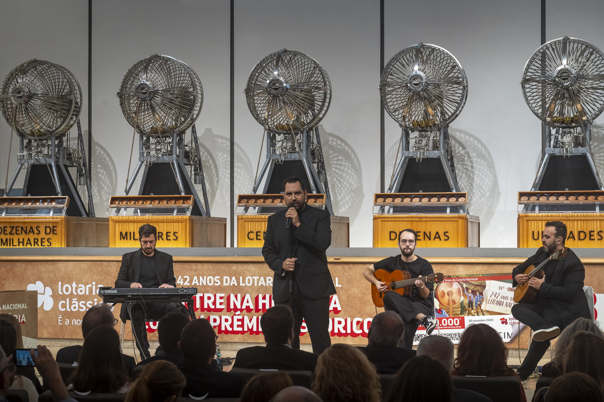 quatro homens em momento artístico da extração da lotaria clássica
