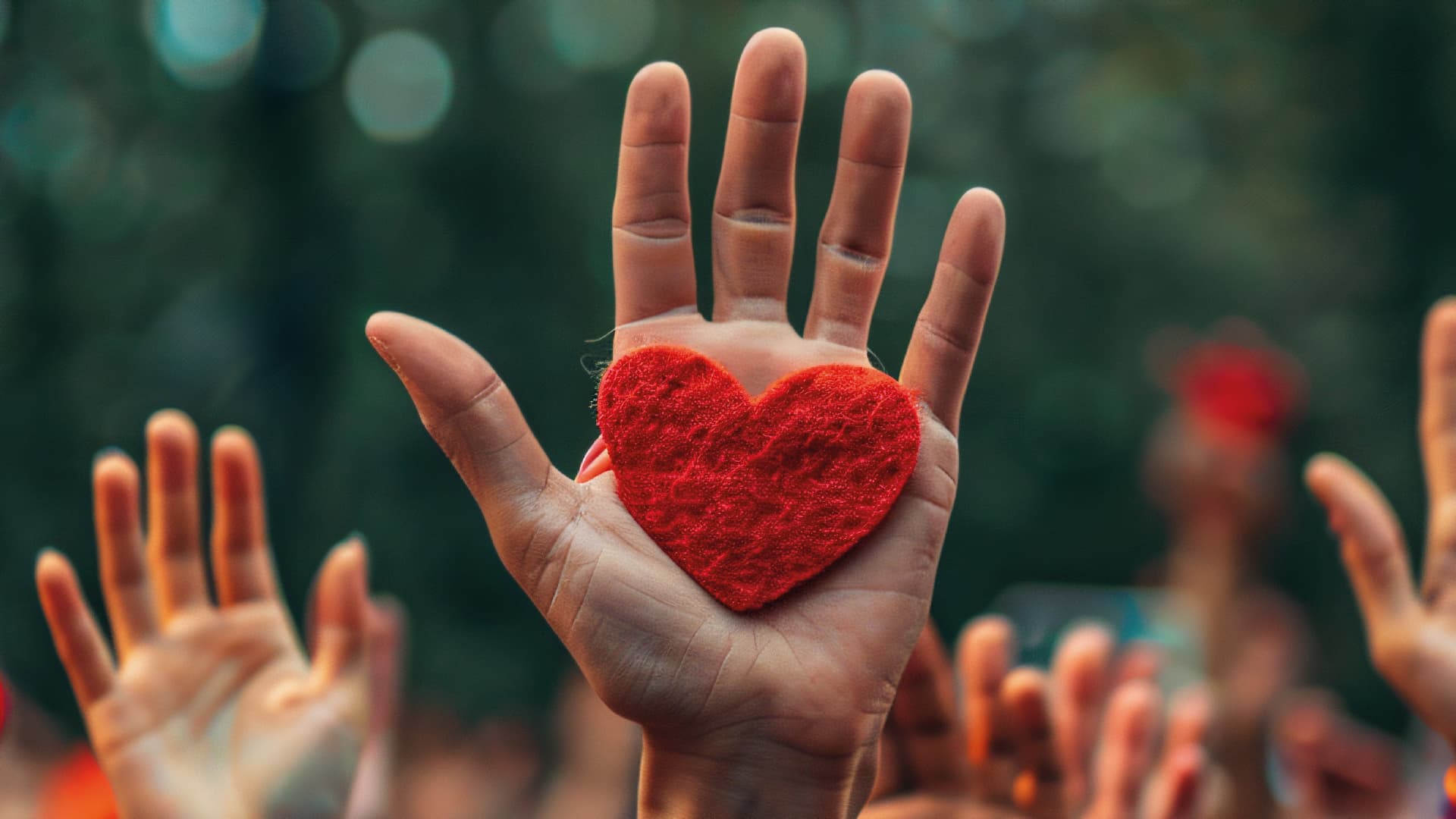 mão aberta com coração colado na palma.