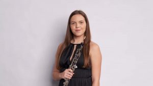 Carla Pereira com segurando oboé