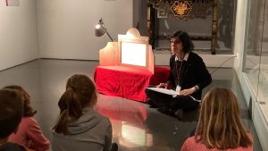 Senhora a contar uma história a crianças