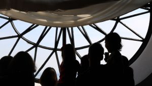 Várias crianças em contraluz