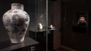 Pote branco com motivos chineses na cor azul