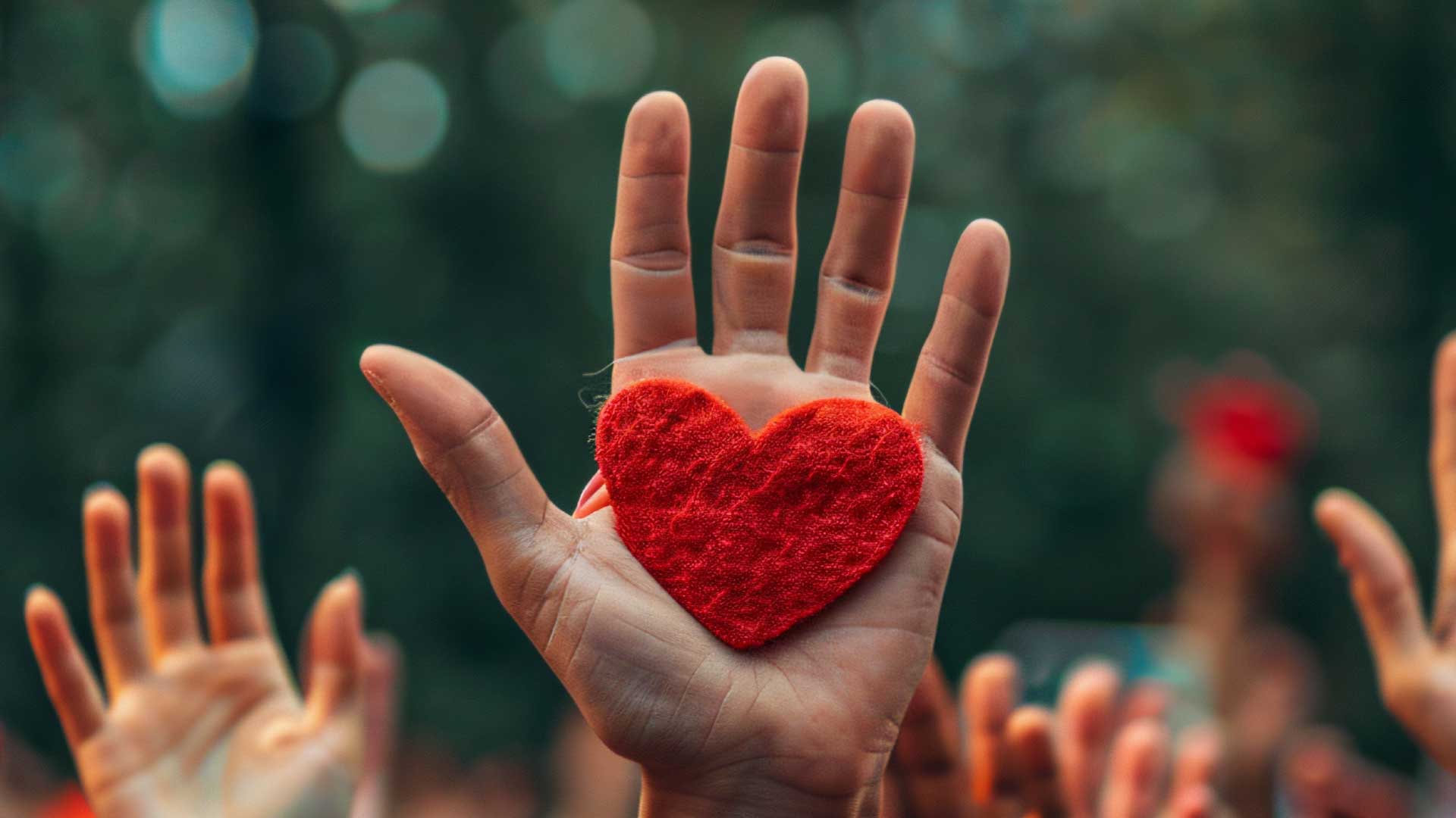 mão aberta com coração de feltro