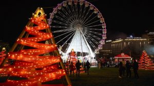 Roda gigante e árvore de Natal iluminadas