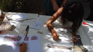 Criança a escrever em papel