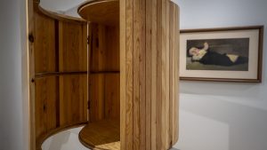 Objeto de madeira e quadro com bébé em exposição