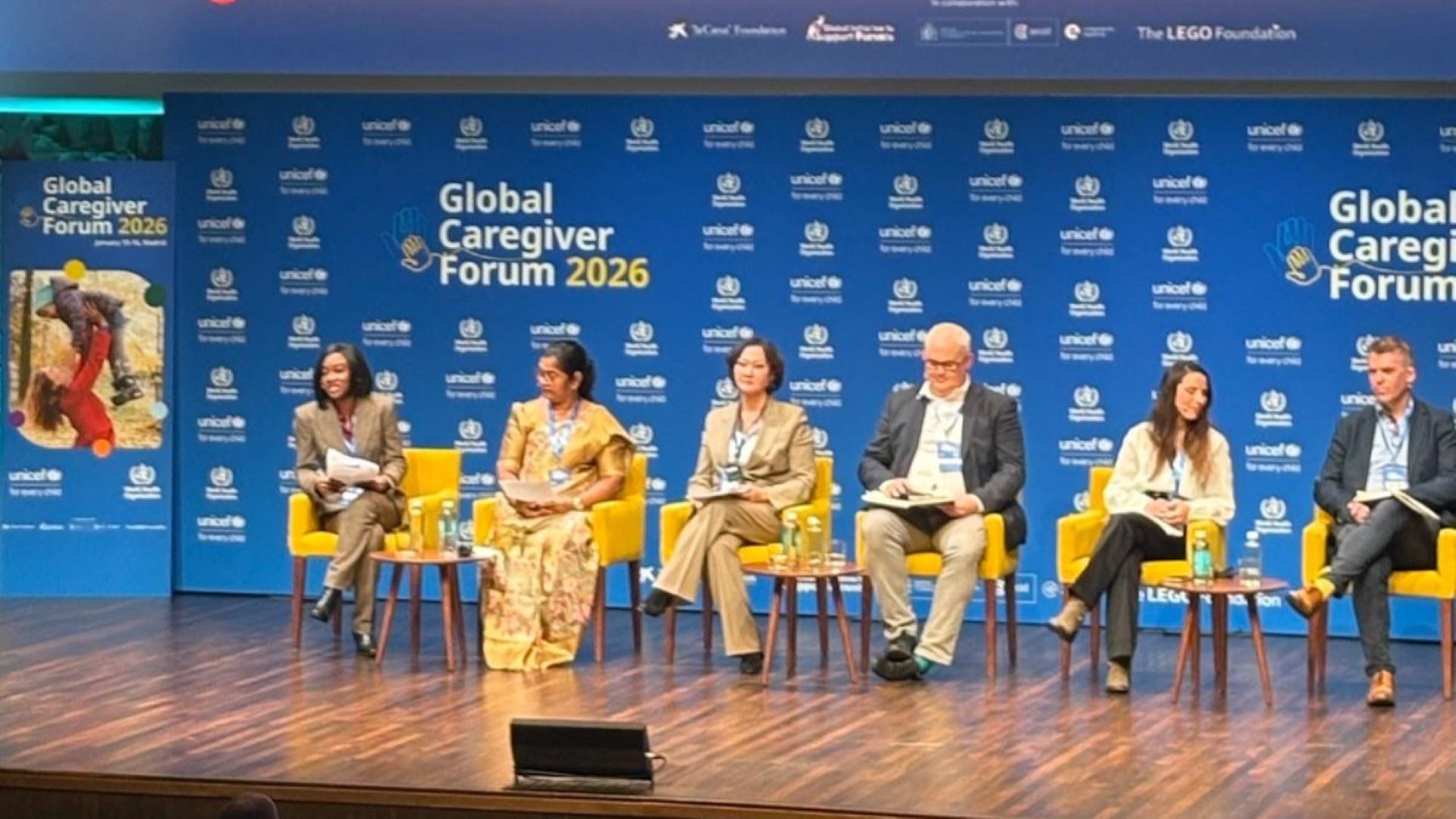 pessoas sentadas a intervirem num painel de conferência