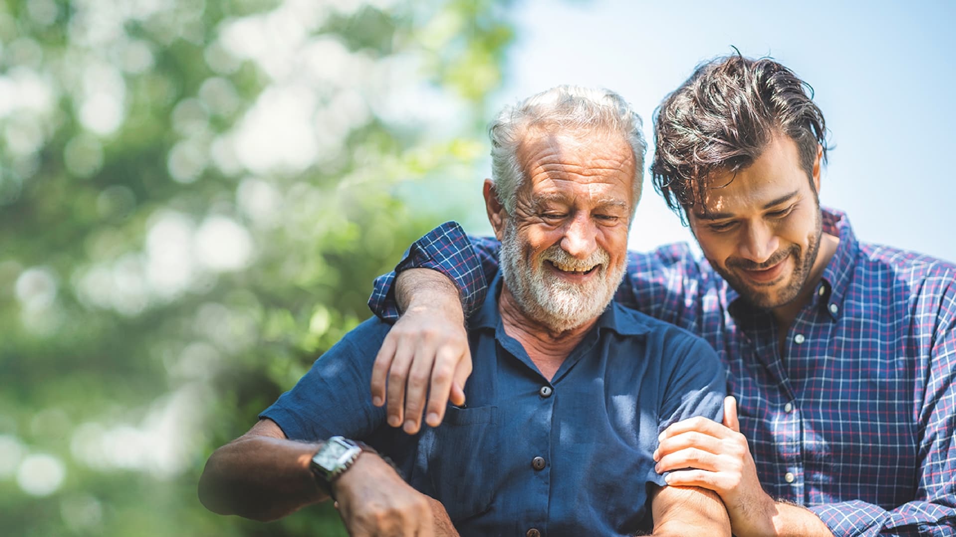 Homem abraça homem mais velho