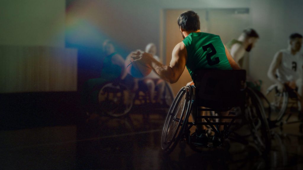 Jogo de basquetebol paralímpico - Atleta a driblar