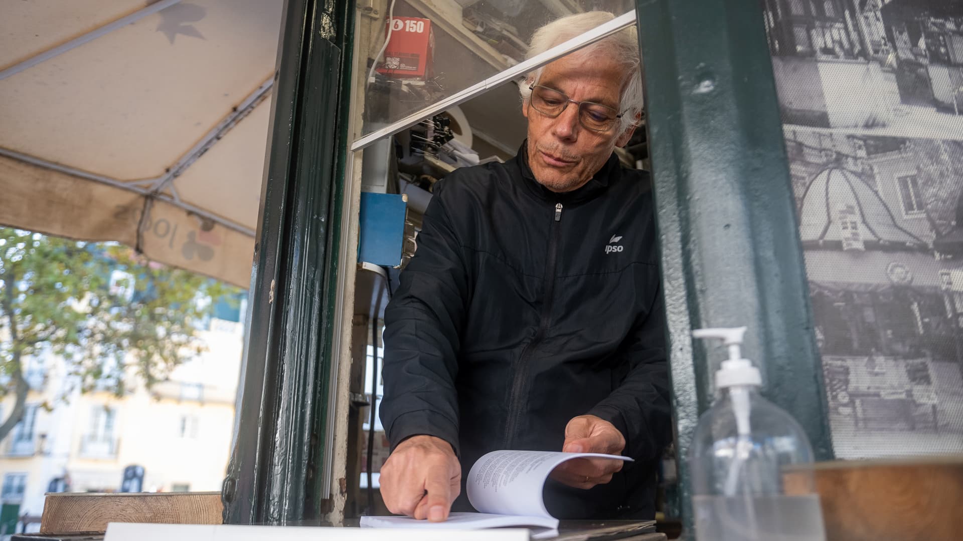Dono do quiosque mostra o seu livro