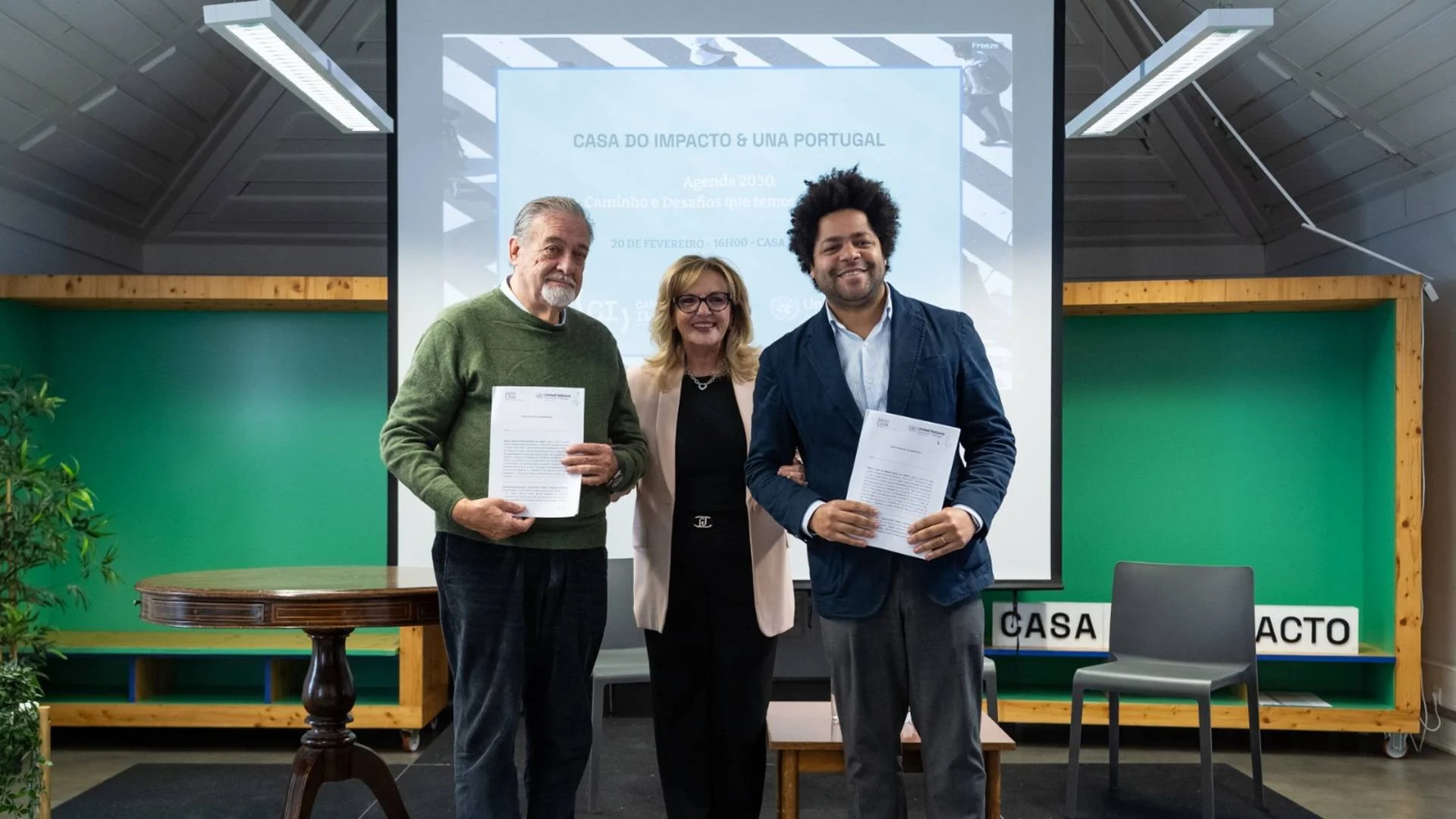 11-una-portugal-6 3 pessoas seguram diplomas e sorriem para a fotografia