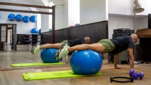 Homem faz exercício em ginásio