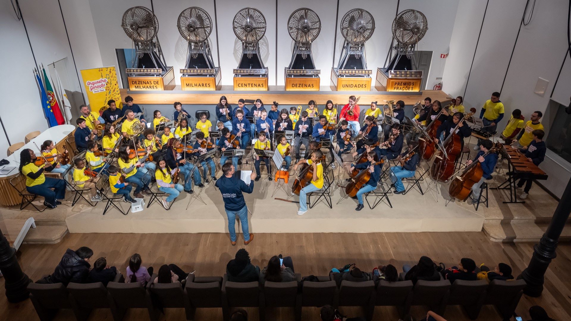 músicos da orquestra geração no palco da sala de extrações da santa casa