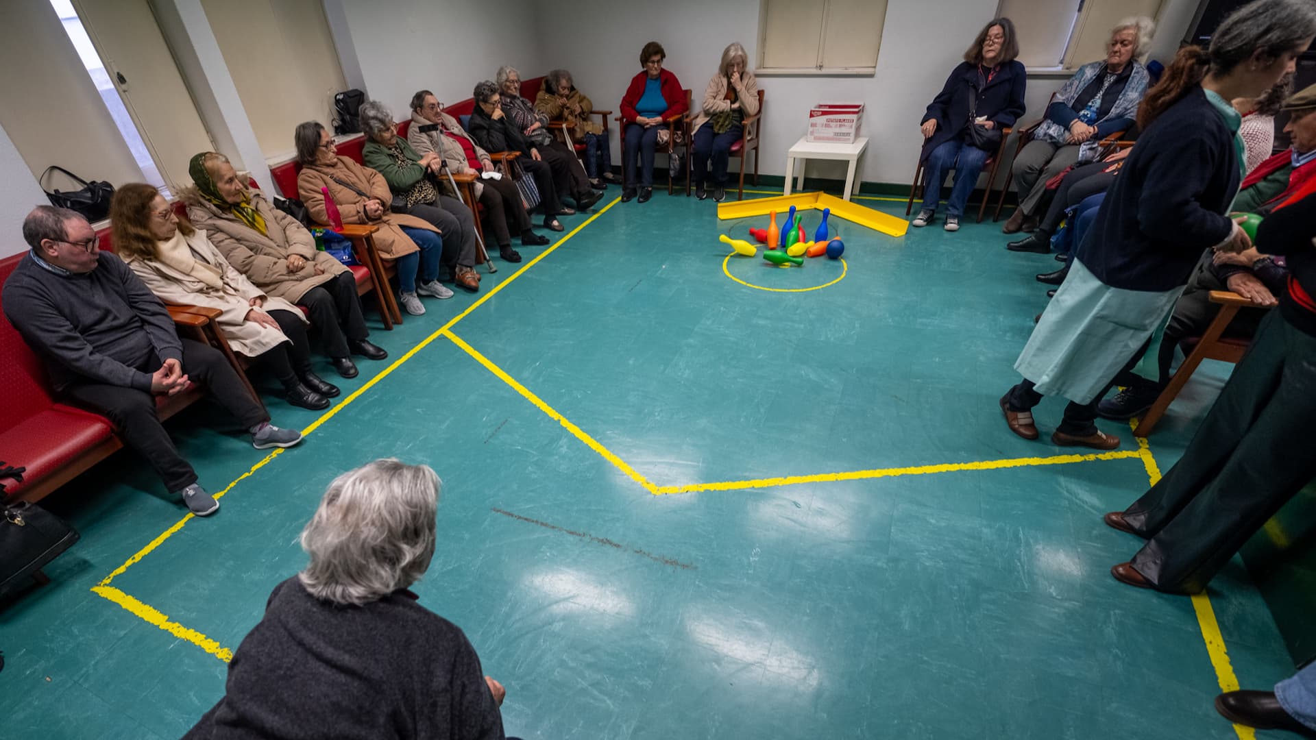 Utentes jogam bowling adaptado