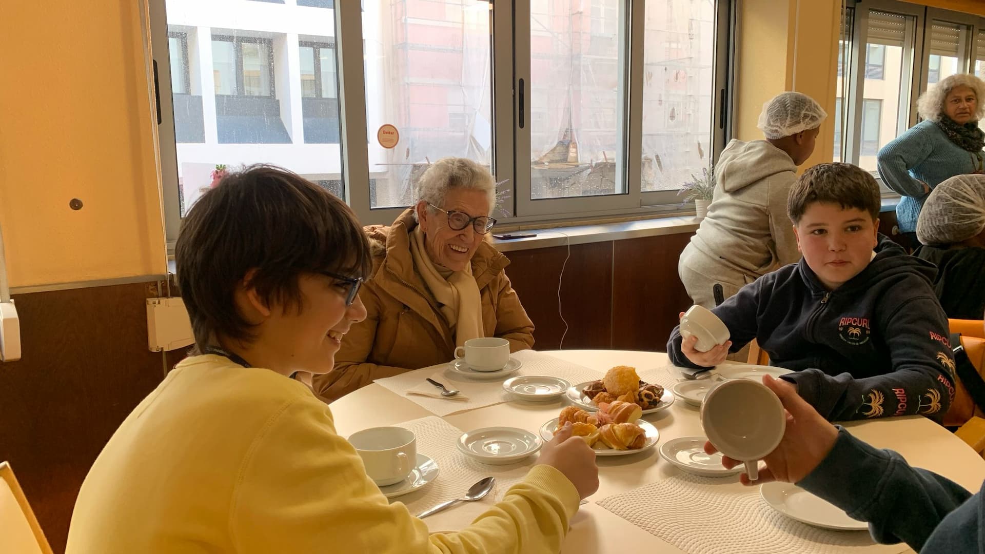 Jovens da Community Champions League no Centro de Dia Rainha D. Maria I