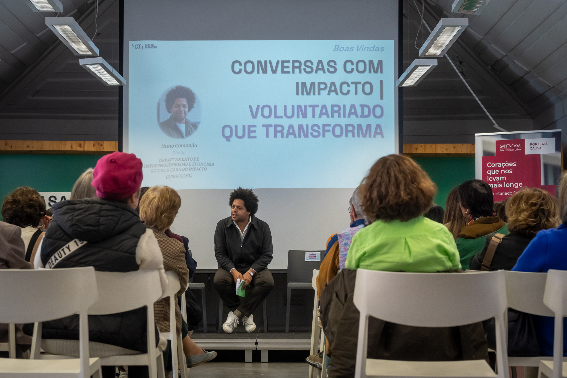 diretor da casa do impacto em frente a plateia na sessão de 'conversas com impacto' com o tema 'voluntariado'