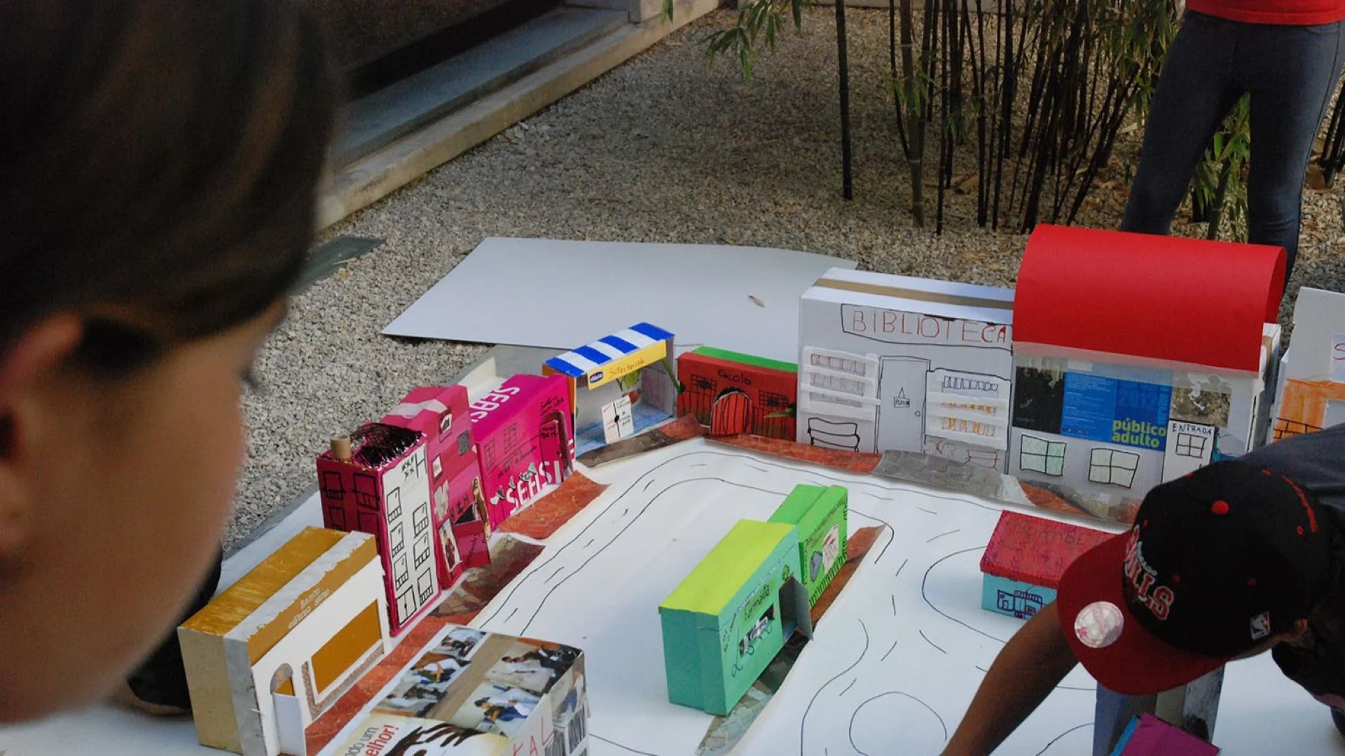 Desenhar-a-cidade_- Jovens desenham em folhas de papel