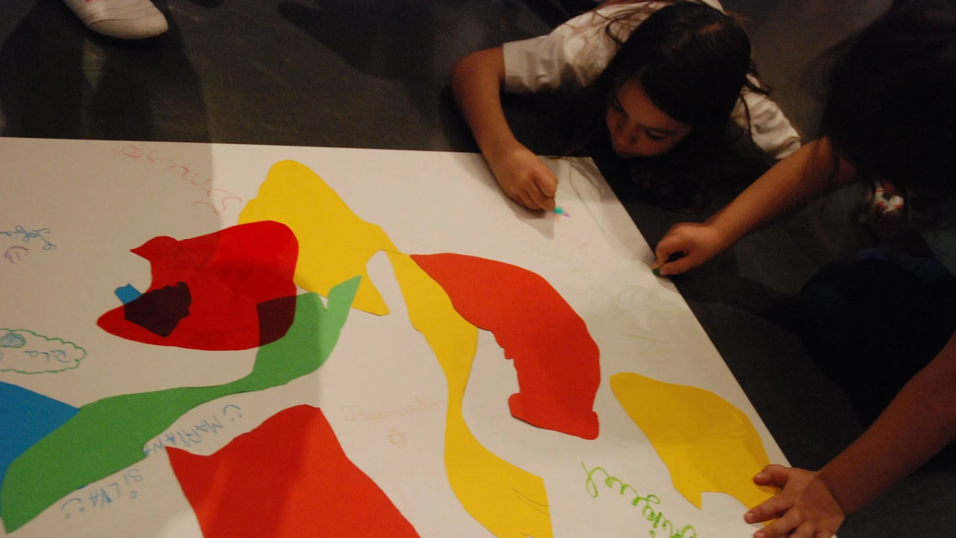 O-que-nos-dizem-as-cores-16 Jovens desenham em folhas de papel