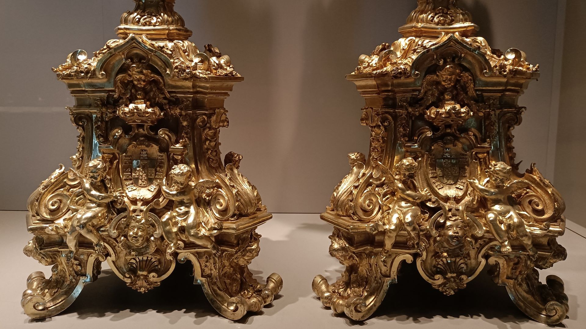 Peça do mês – Castiçais de credência