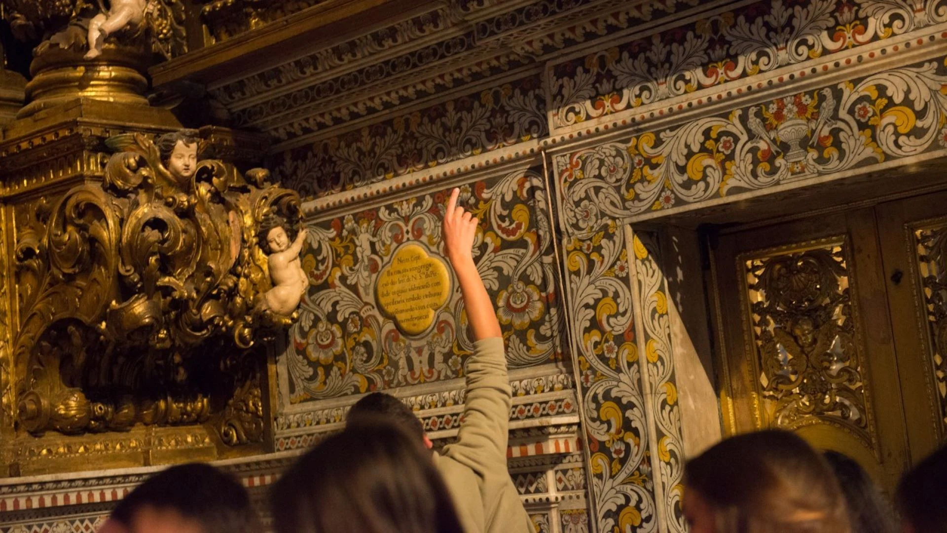 Jovens visitam Igreja de São Roque