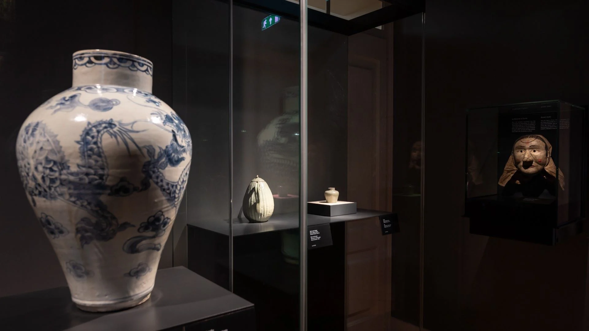Asian art pieces on display at Casa Ásia