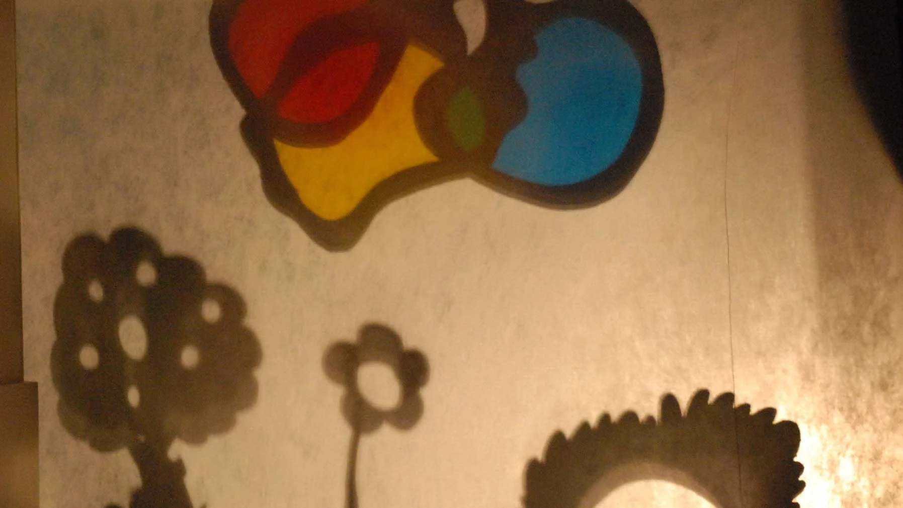 Tela iluminada por várias cores