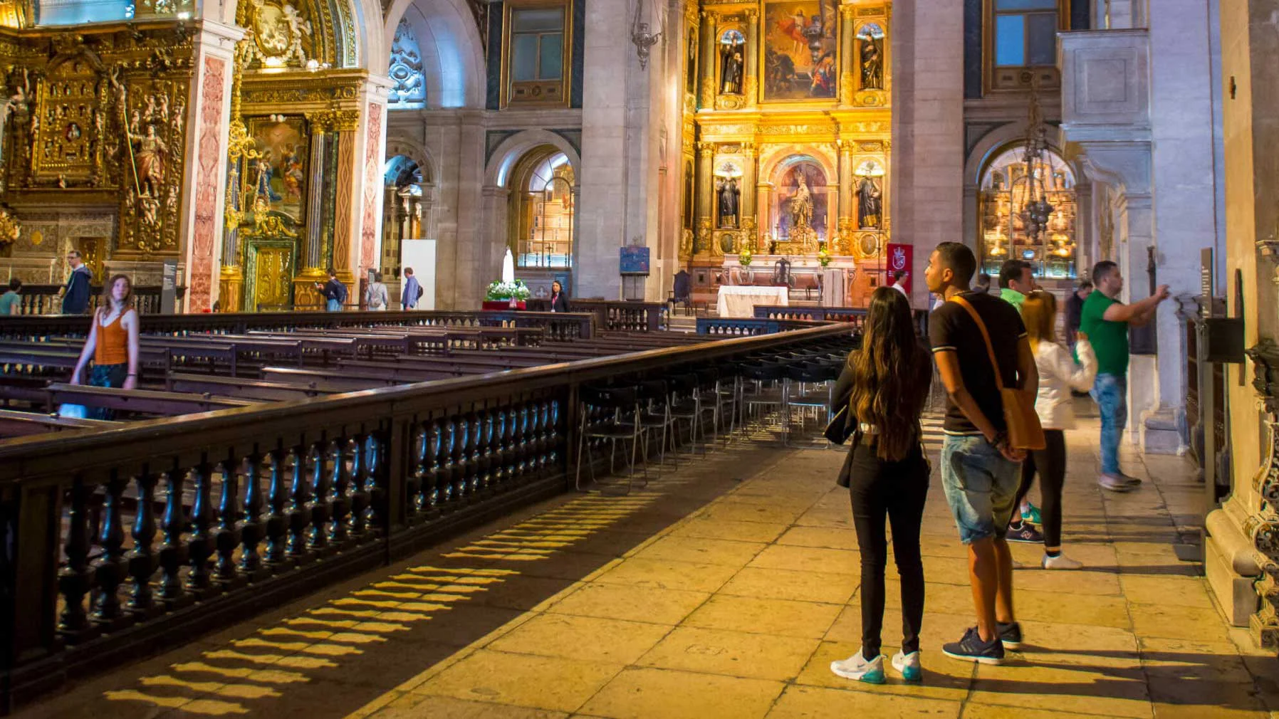 igreja-sao-roque Pessoas visitam Igreja de São Roque