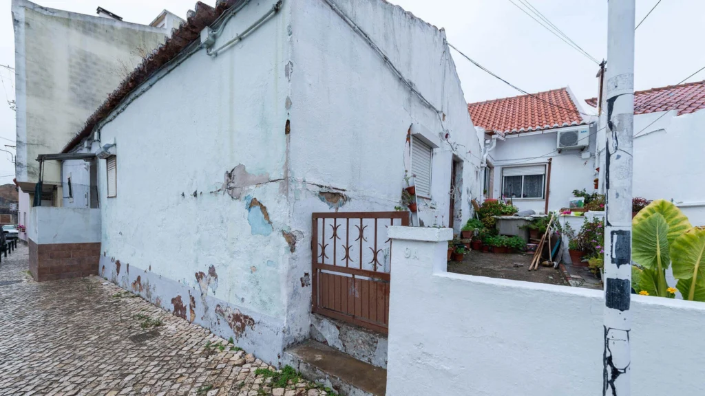Rua Alves Redol, 9A