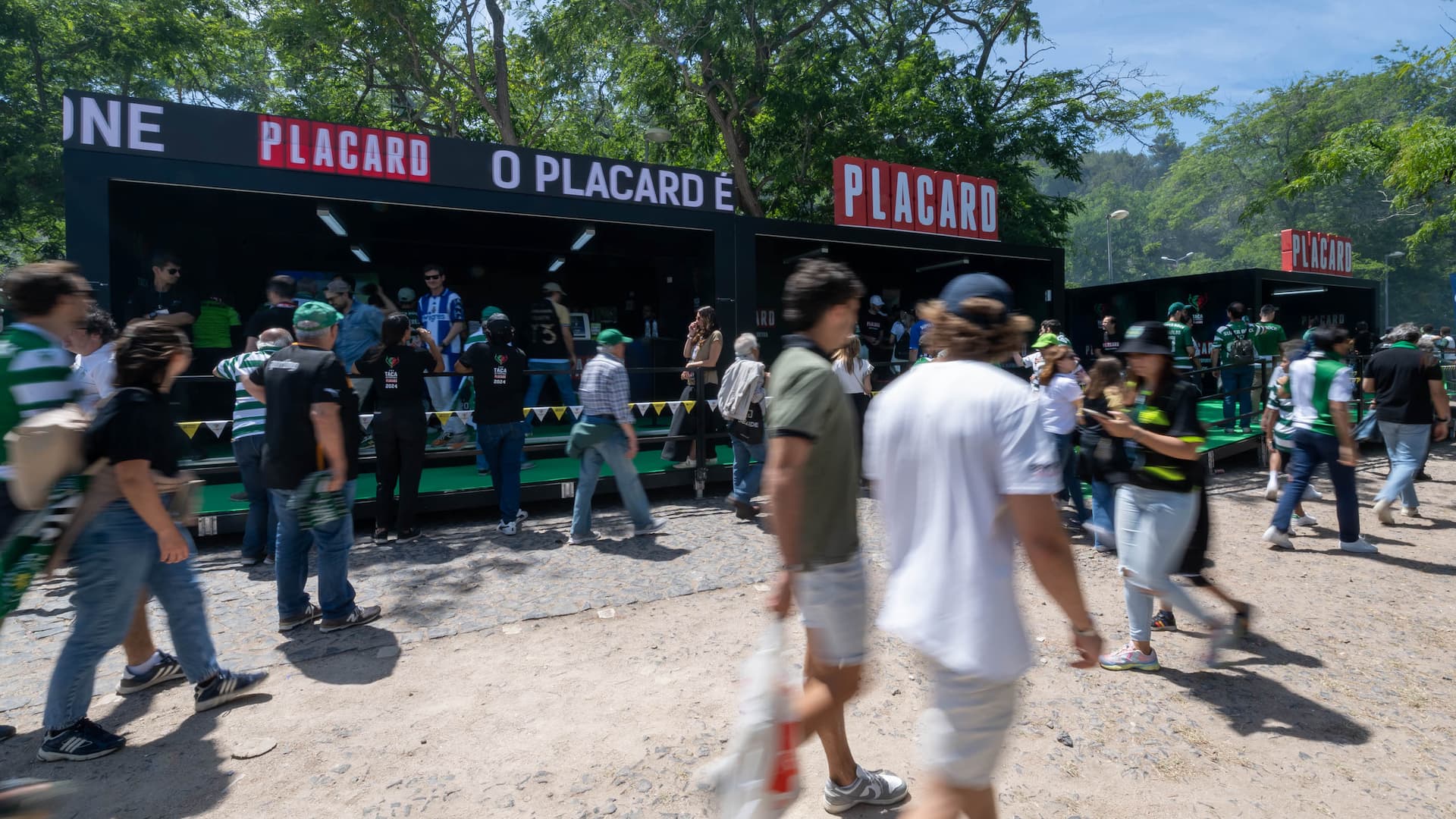 Adeptos junto de stand do Placard