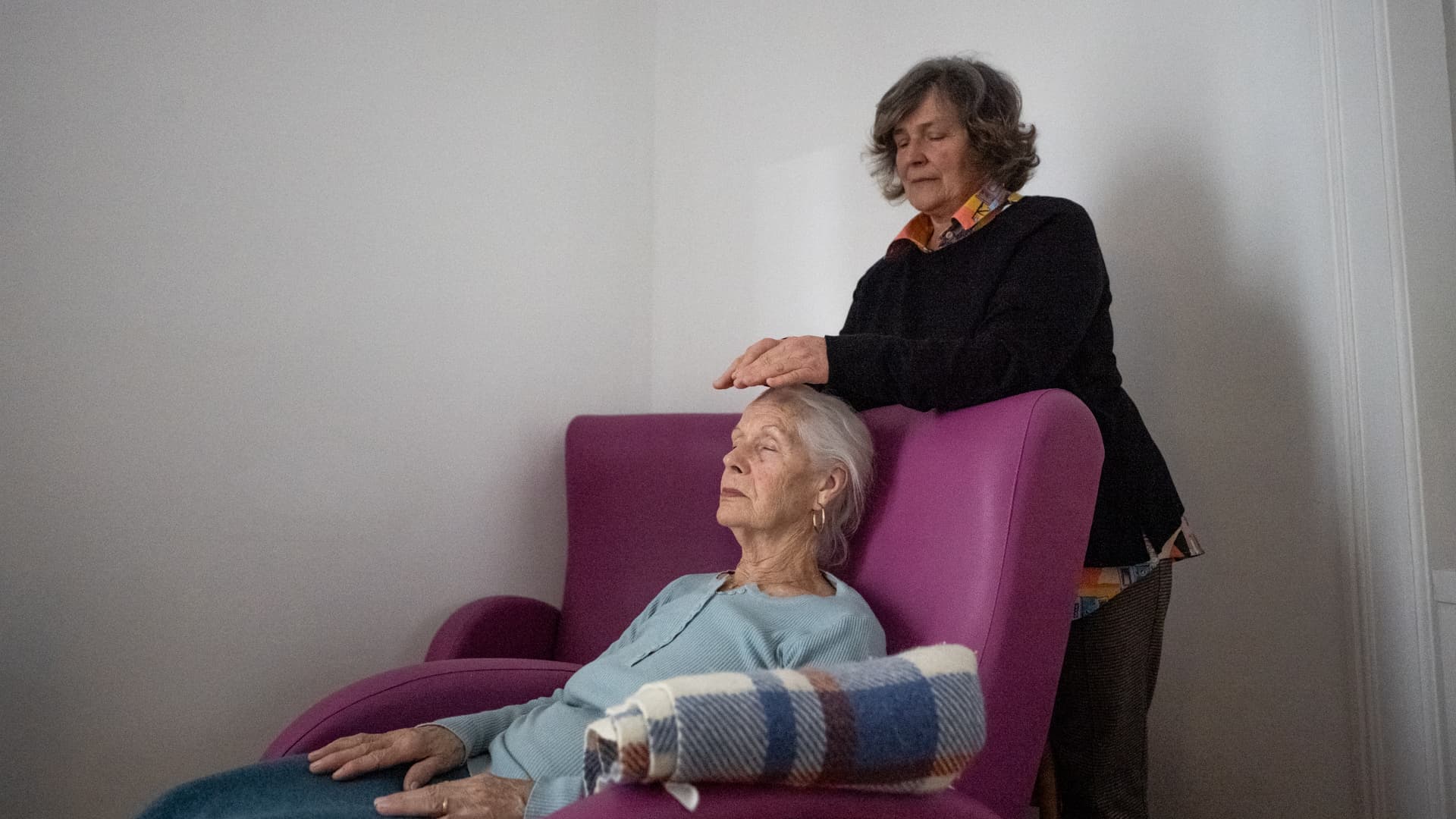 Voluntária promove sessão de reiki com utente