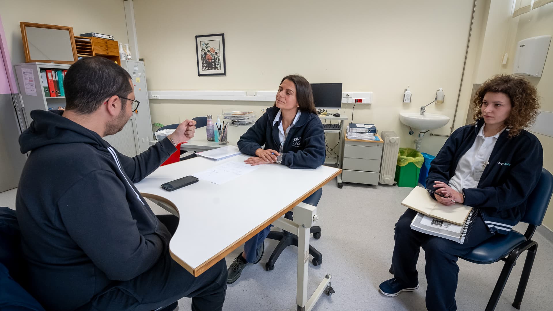 Terapeuta e estagiária em sessão de terapia da fala com utente