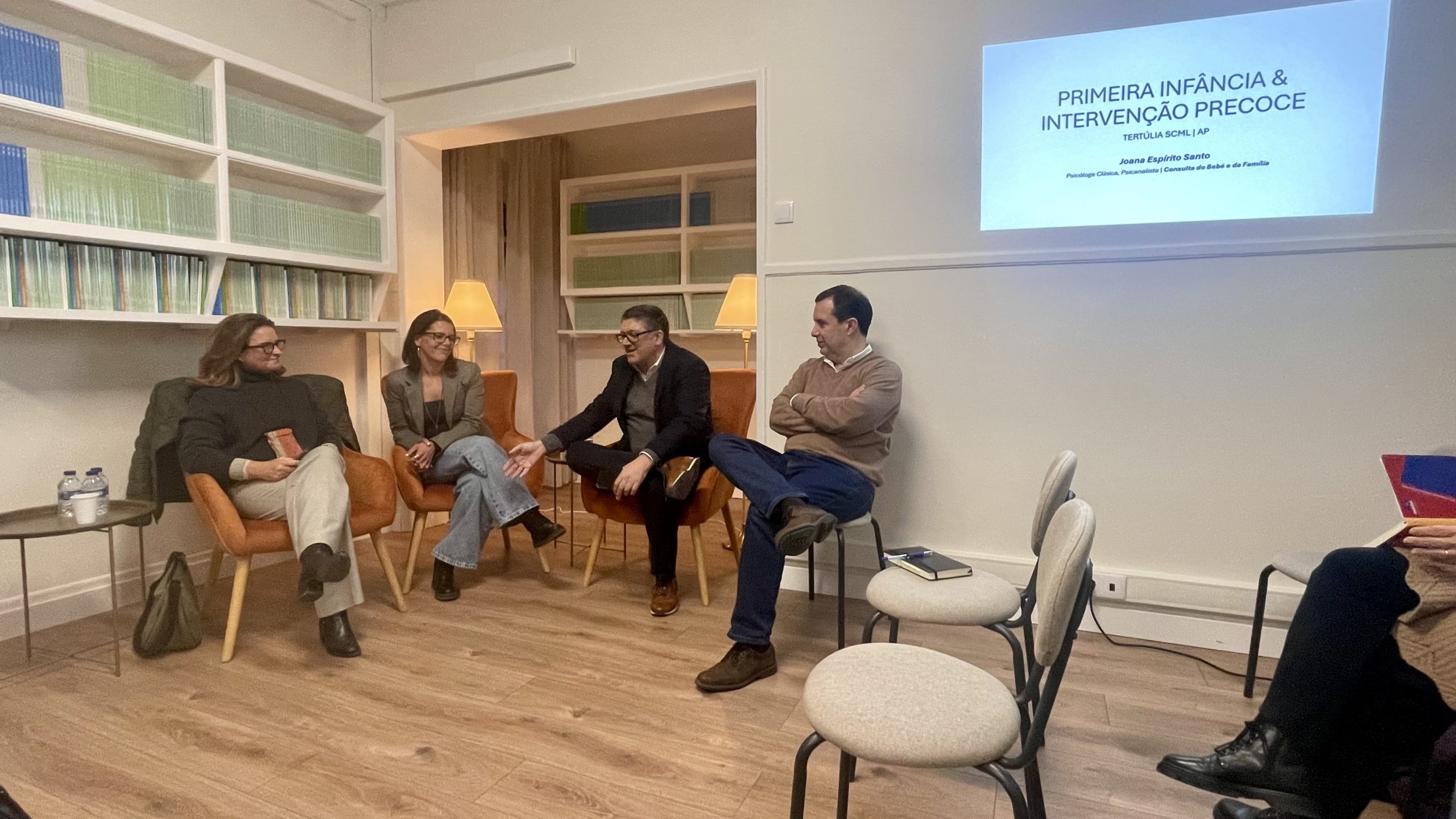 quatro pessoas sentadas a promoverem uma tertúlia