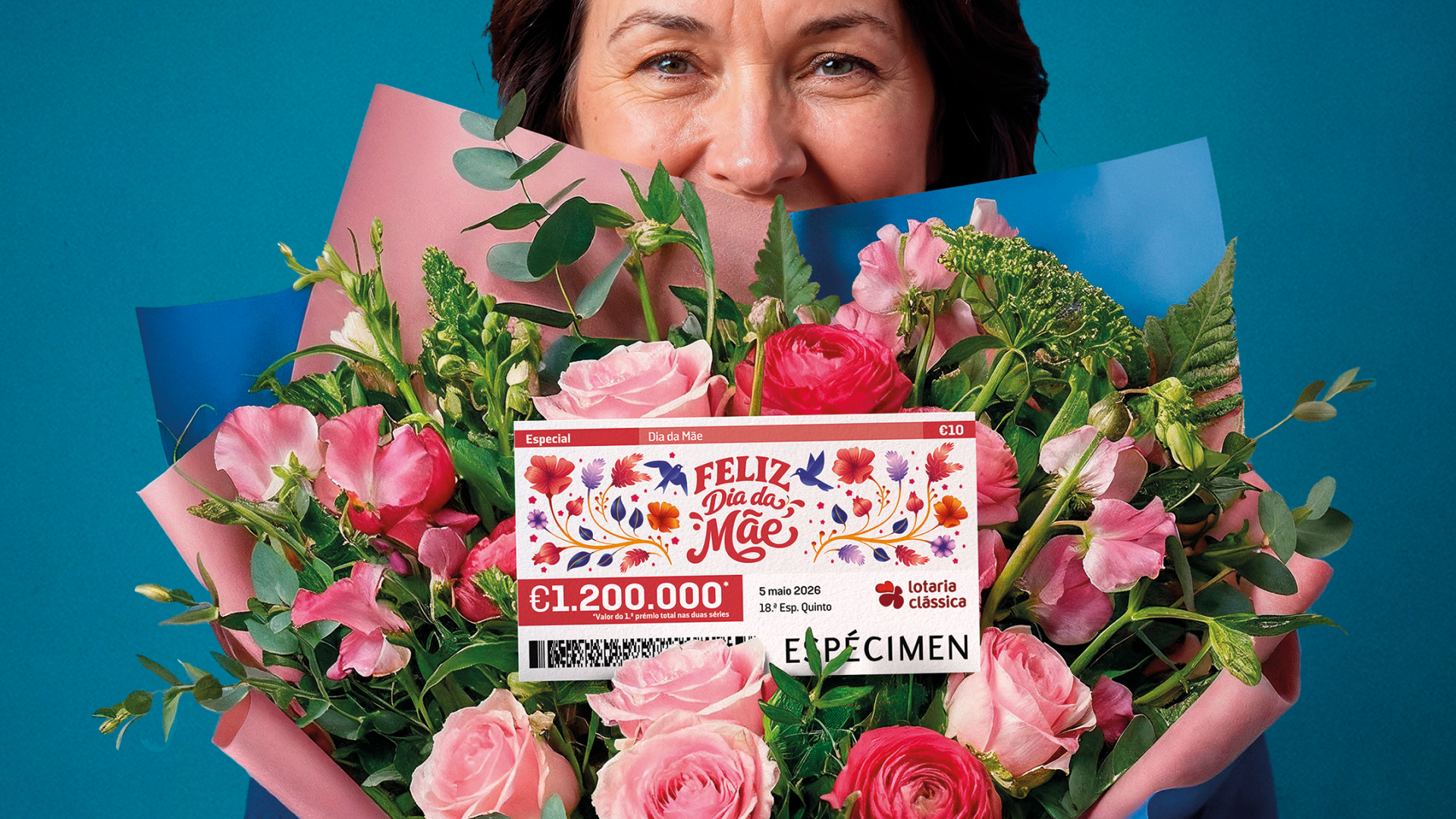 senhora rodeada de flores com uma cautela na mão