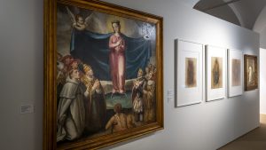 Quadro pendurado na parede com figuras religiosas
