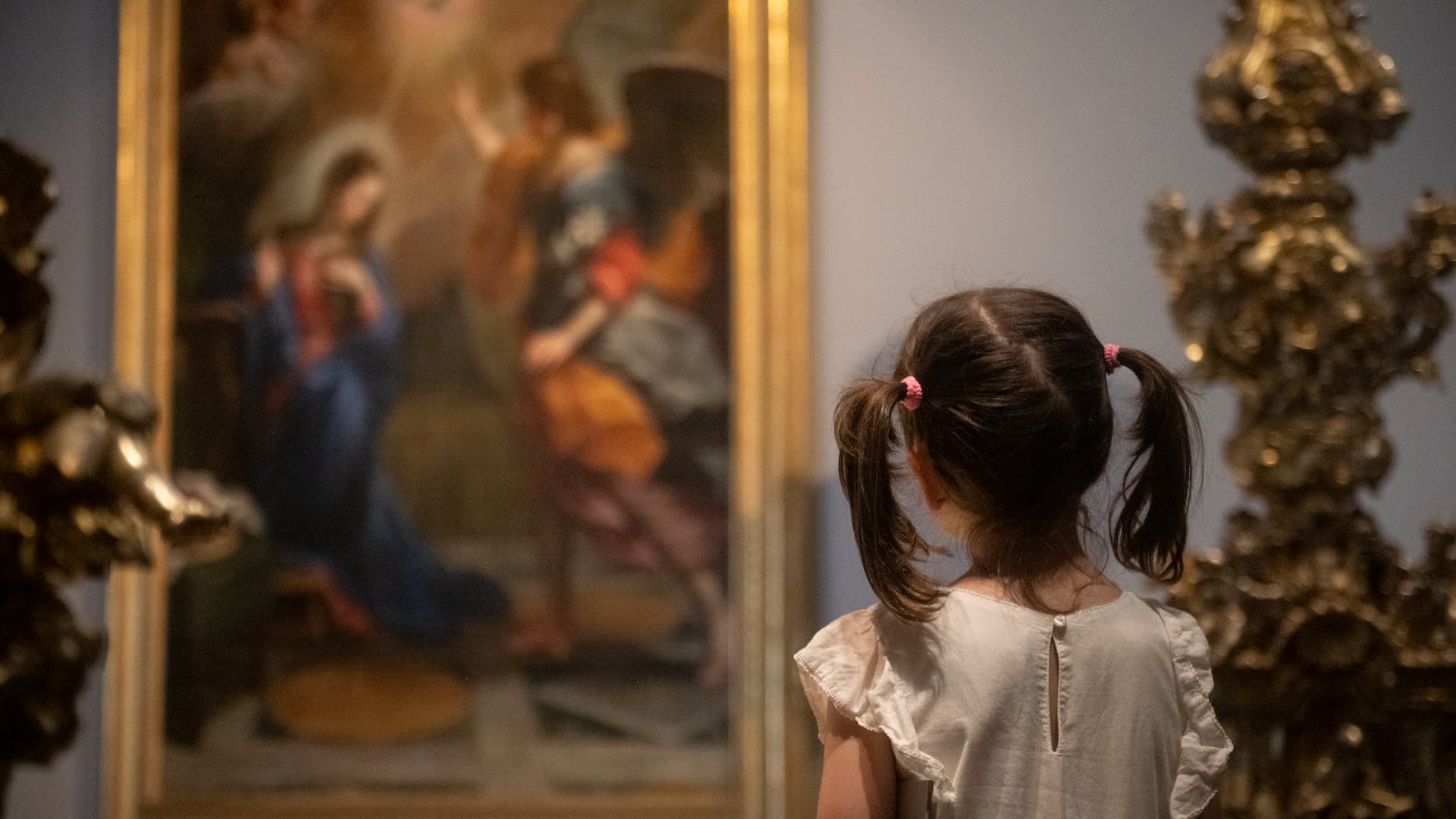 Criança olha para quadro no Museu de São Roque