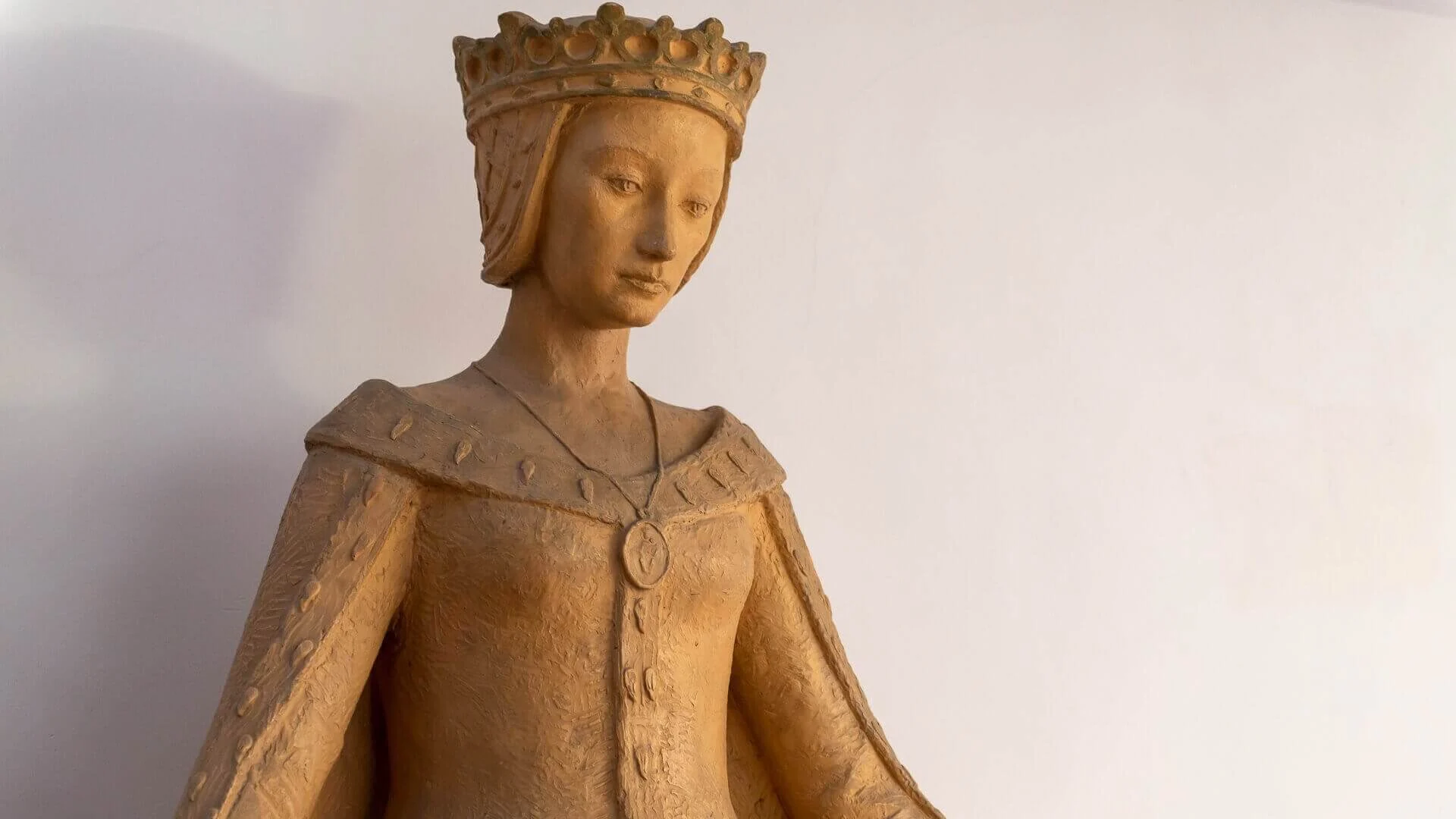 etica-conduta-banner Queen D. Leonor statue