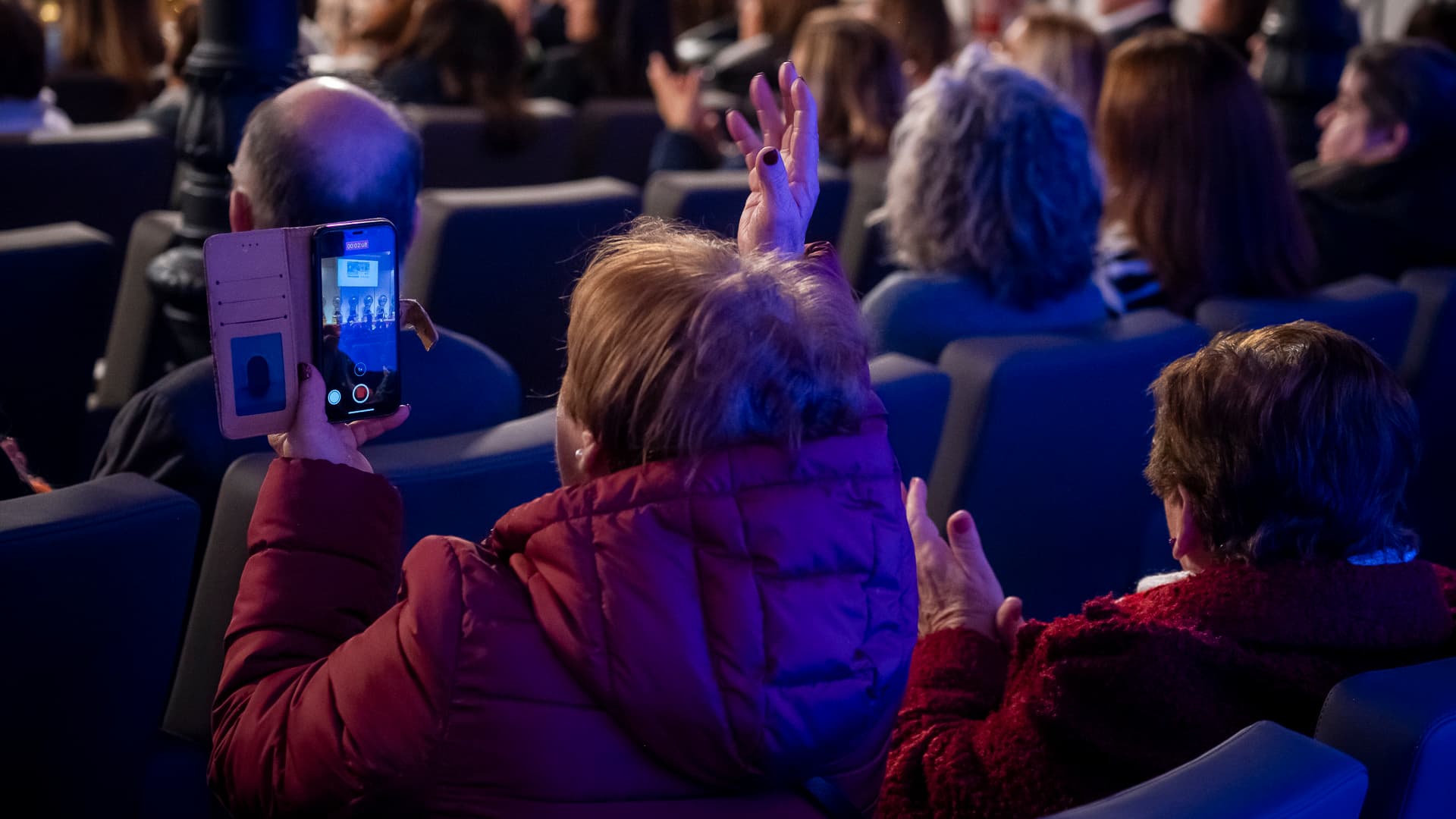 Pessoa assiste e filme atuação na extração da lotaria